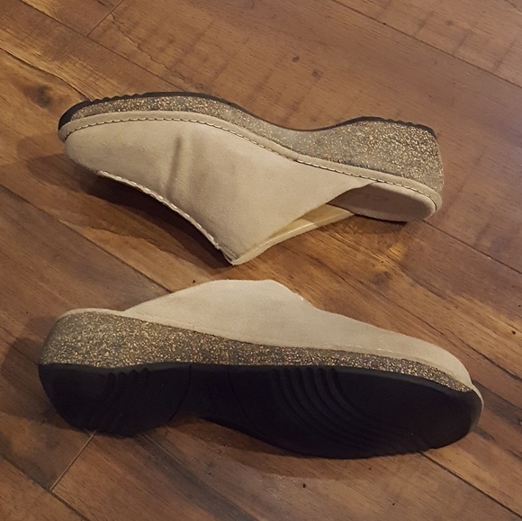 Clarks - Tan Suede Mules‎ - Picture 2 of 4